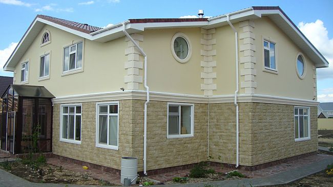 отделка фасадными панелями под камень